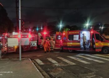 Motociclista avança sinal vermelho e é atingido em cruzament