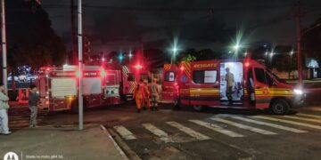 Motociclista avança sinal vermelho e é atingido em cruzament