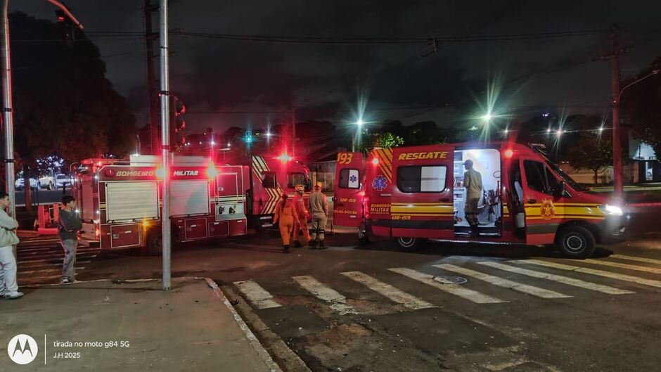 Motociclista avança sinal vermelho e é atingido em cruzament