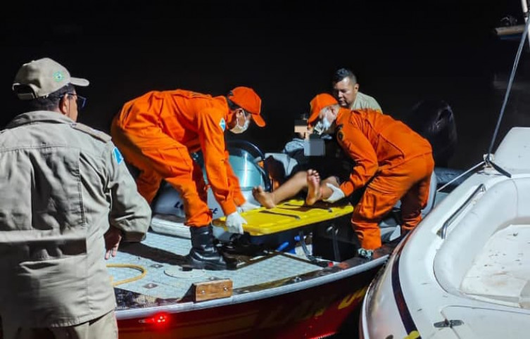 Menino é resgatado de barco após picada de cobra no Pantanal