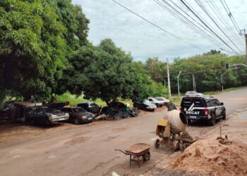 Ferro-velho irregular polui córrego e homem é preso