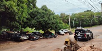 Ferro-velho irregular polui córrego e homem é preso