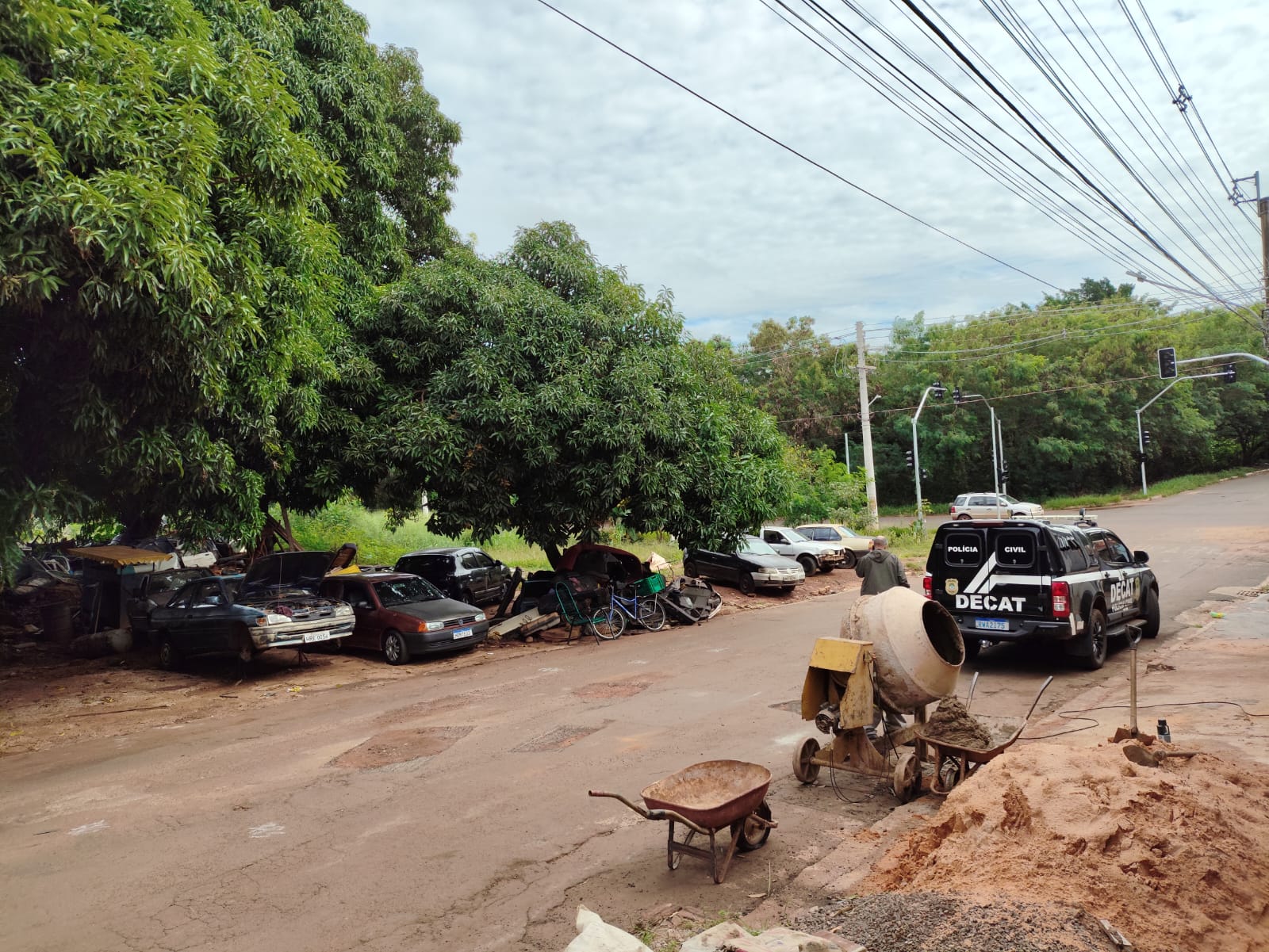 Ferro-velho irregular polui córrego e homem é preso