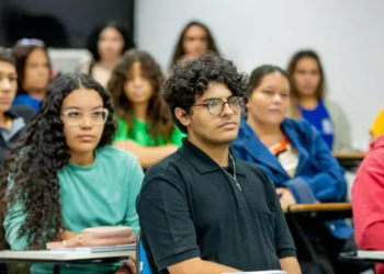 Curso gratuito ajuda jovens a falar em público com confiança 