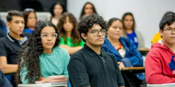 Curso gratuito ajuda jovens a falar em público com confiança 