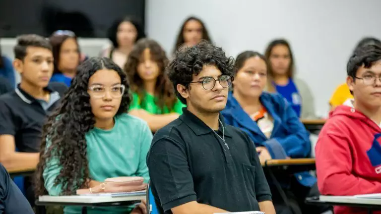 Curso gratuito ajuda jovens a falar em público com confiança 