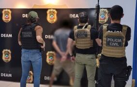 Homem que agrediu esposa grávida com socos e chutes é preso após perseguição policial