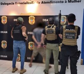 Homem que agrediu esposa grávida com socos e chutes é preso após perseguição policial