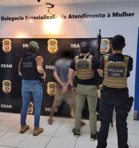 Homem que agrediu esposa grávida com socos e chutes é preso após perseguição policial