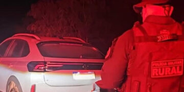 Carro furtado é recuperado na BR-262 e motorista acaba preso