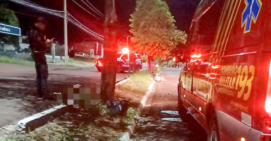 Motociclista morre após perder controle e bater em árvore