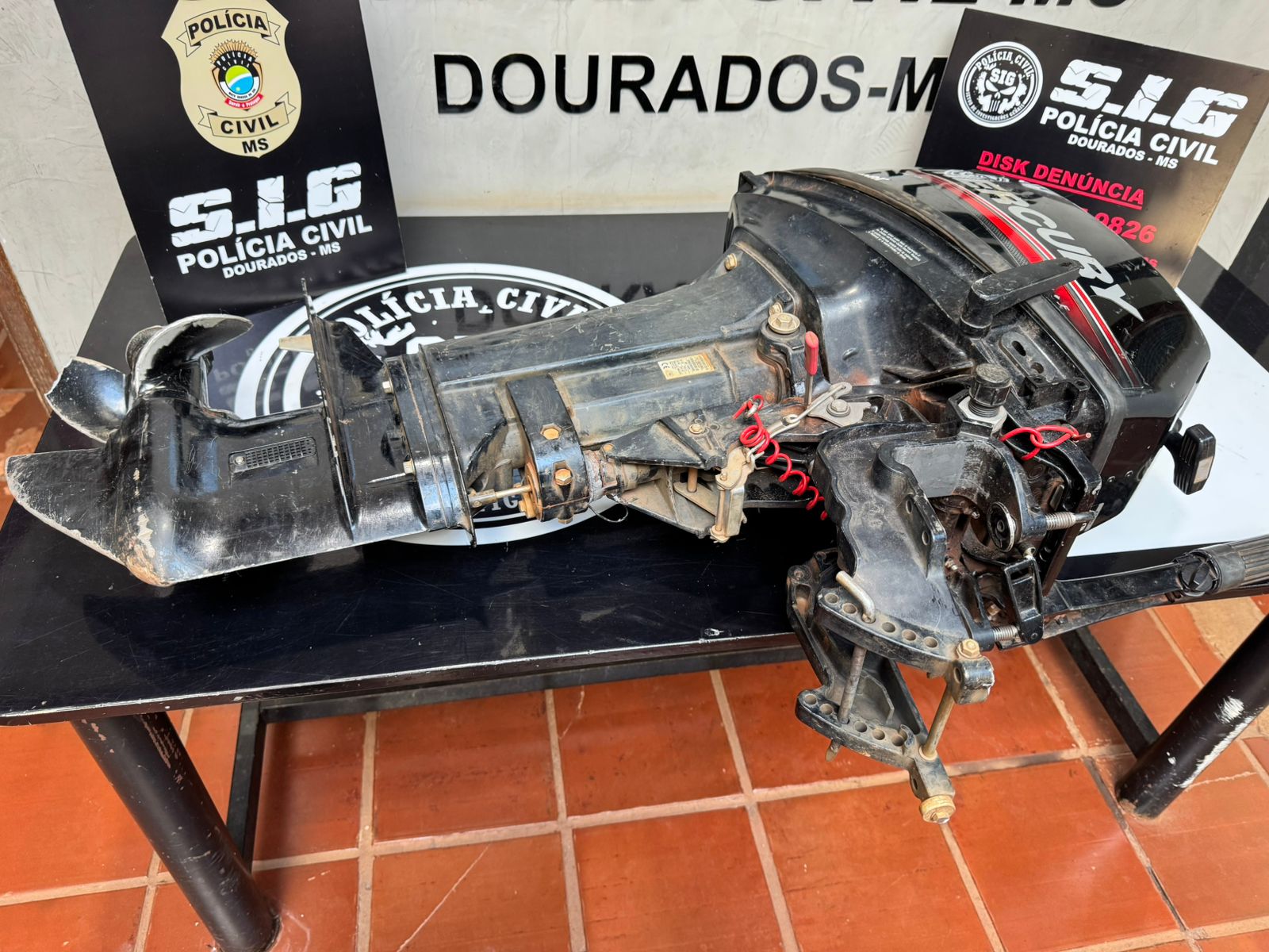 Jovem é preso após furtar motor de barco durante a madrugada