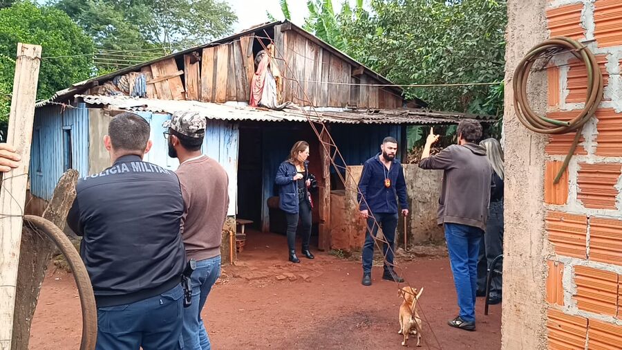 Mulher é encontrada morta e polícia investiga após sinais de agressão