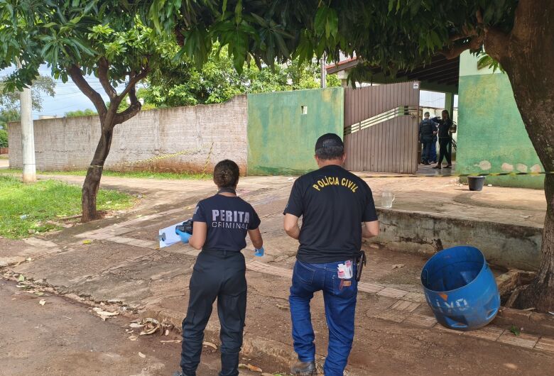Homem é alvo de ataque a tiros, sobrevive e acaba preso por tráfico durante atendimento