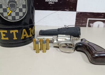 Jovem é preso com revólver após atitude suspeita durante patrulhamento