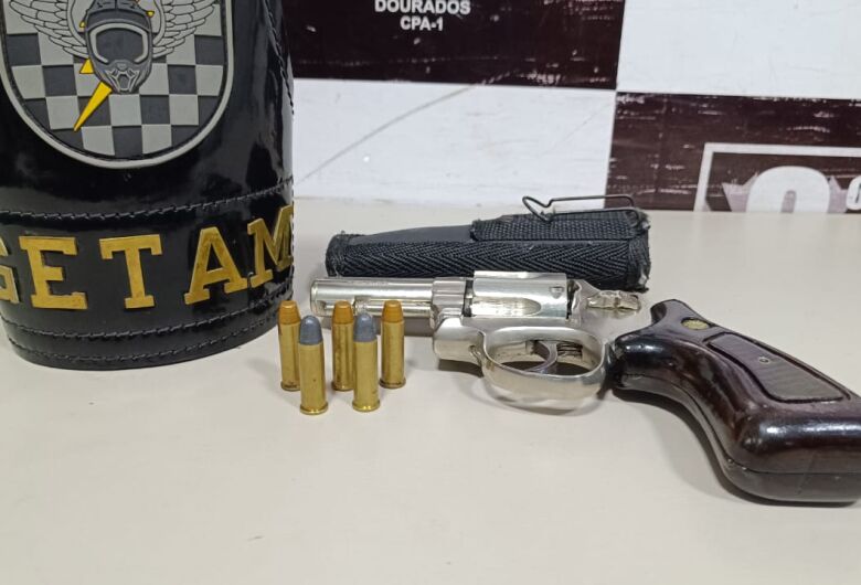 Jovem é preso com revólver após atitude suspeita durante patrulhamento