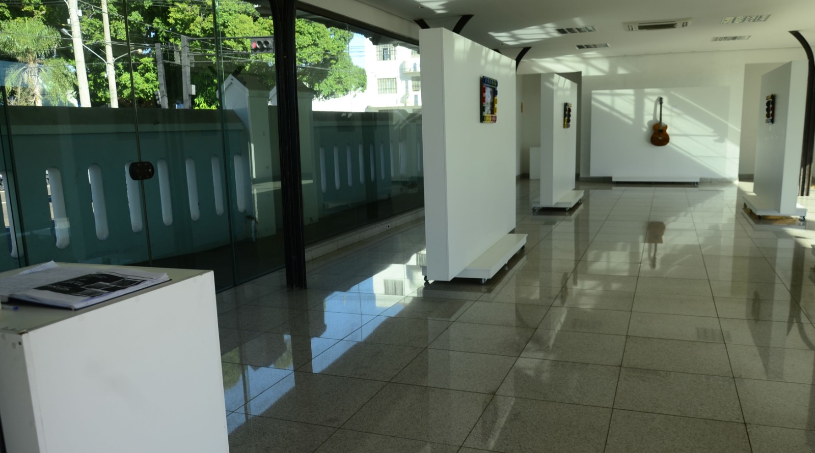 Exposição “ENTORNO” debate descarte no espaço urbano