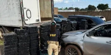 Motorista foge e abandona caminhonete com mais de 1,5 tonelada de maconha