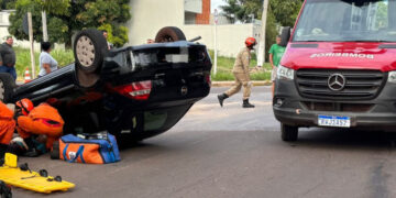 Batida entre carro e moto termina com capotamento e dois feridos