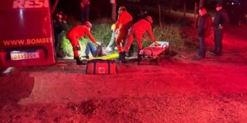 Jovem fica inconsciente após queda de moto em estrada rural