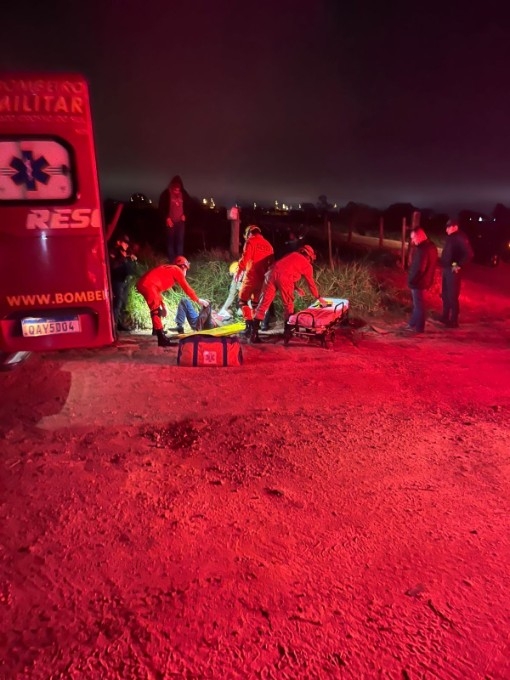 Jovem fica inconsciente após queda de moto em estrada rural