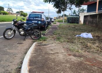 Motociclista morre após batida com carro em cruzamento de Campo Grande