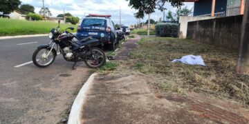 Motociclista morre após batida com carro em cruzamento de Campo Grande