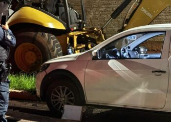 Motorista bate em trator estacionado e é levado à delegacia e