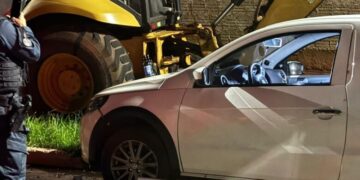 Motorista bate em trator estacionado e é levado à delegacia e