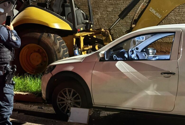 Motorista bate em trator estacionado e é levado à delegacia e
