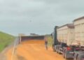 Carreta carregada tomba na MS-480 e causa transtorno em rodovia