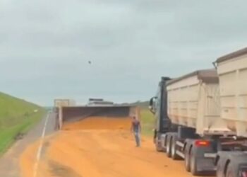 Carreta carregada tomba na MS-480 e causa transtorno em rodovia