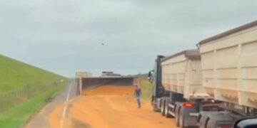 Carreta carregada tomba na MS-480 e causa transtorno em rodovia