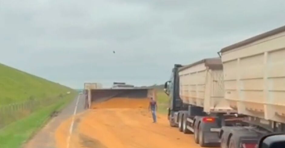 Carreta carregada tomba na MS-480 e causa transtorno em rodovia