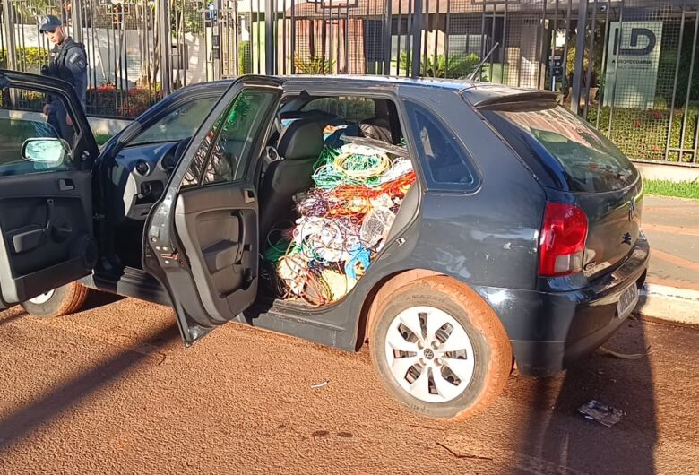 Casal é preso com carro carregado de cobre e placa adulterada após tentativa de fuga