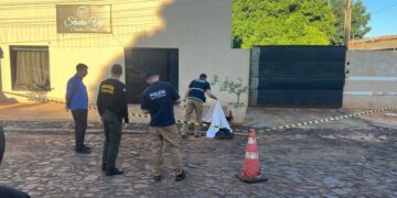 Homem é assassinado e suspeito é preso minutos depois pela polícia