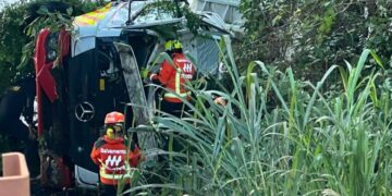 Caminhoneiro é encontrado morto após queda de veículo em rio na BR-163