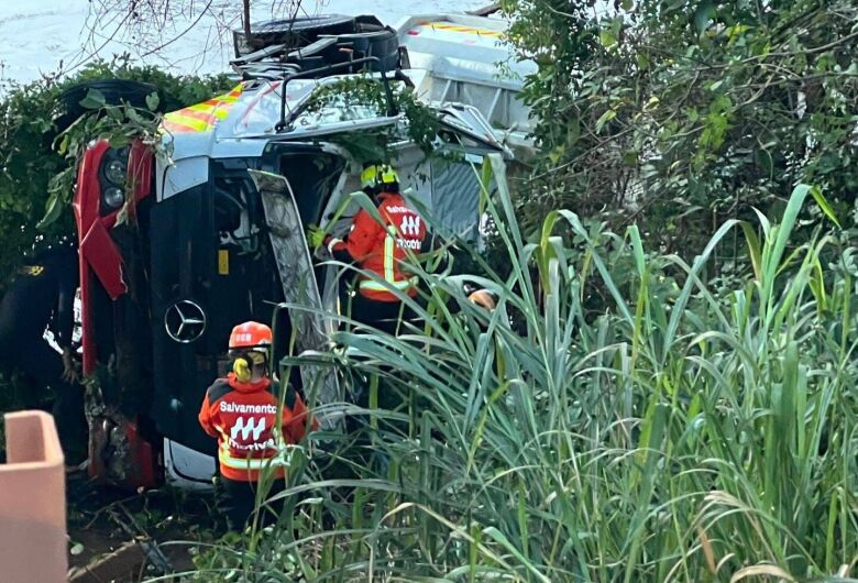 Caminhoneiro é encontrado morto após queda de veículo em rio na BR-163