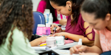Semu oferece cursos de customização e manicure