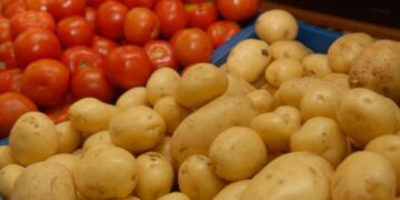 Cesta básica sobe em abril e tem batata e tomate como principais vilões pelo 2º mês seguido