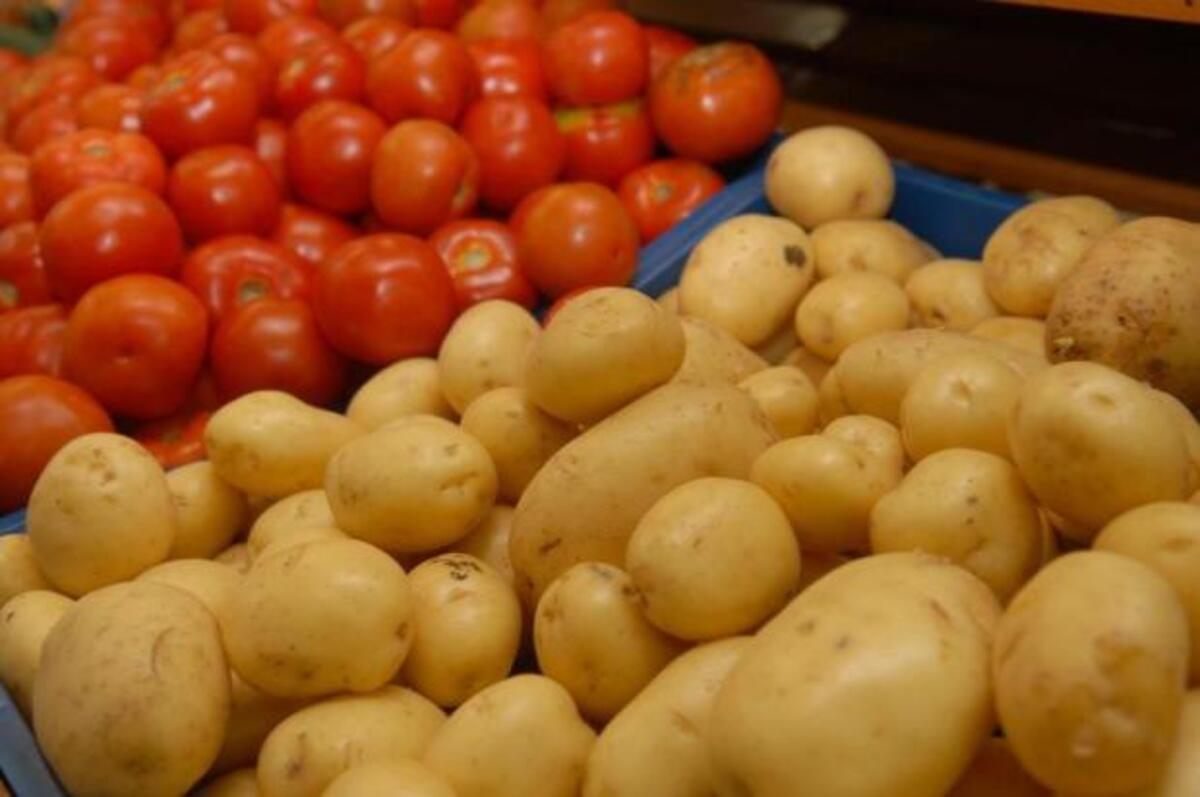 Cesta básica sobe em abril e tem batata e tomate como principais vilões pelo 2º mês seguido