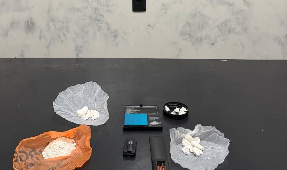 Suspeito de tráfico é preso com cocaína pronta para venda