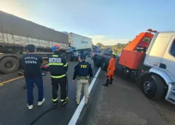 Casal morre após caminhonete ser prensada entre carretas na BR-163 Casal morre após caminhonete ser prensada entre carretas na BR-163