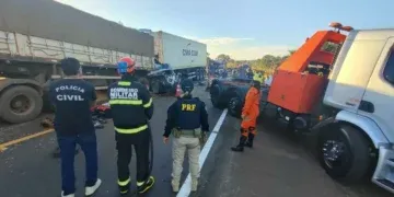 Casal morre após caminhonete ser prensada entre carretas na BR-163