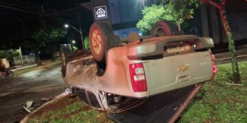 Batida entre carro e caminhonete termina em capotamento