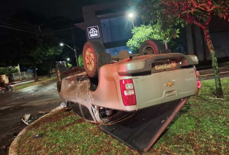 Batida entre carro e caminhonete termina em capotamento
