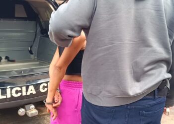 Mulher suspeita de matar homem em incêndio é presa Mulher suspeita de matar homem em incêndio é presa
