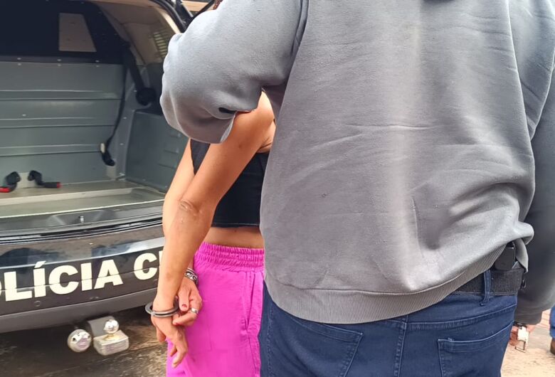 Mulher suspeita de matar homem em incêndio é presa