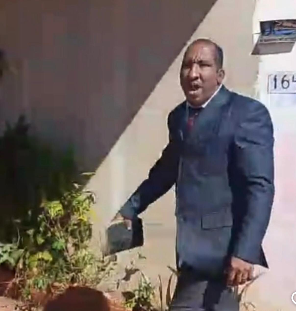 “Gritava ofensas e chamava de satanás”: Pai de santo é alvo de intolerância religiosa após pastor invadir terreiro 