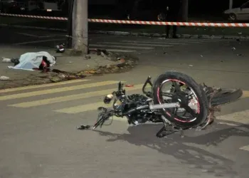 Acidente entre carro e moto deixa um morto e adolescente gravemente ferida